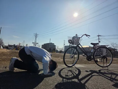 青空と自転車、そして祈りの影