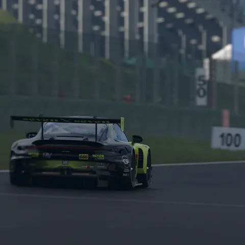 雨上がりのレーシングカー