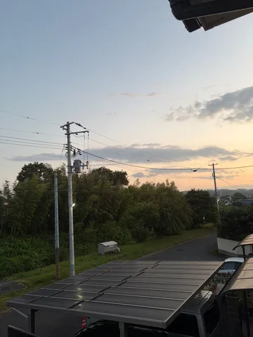 夕暮れの屋根と電線