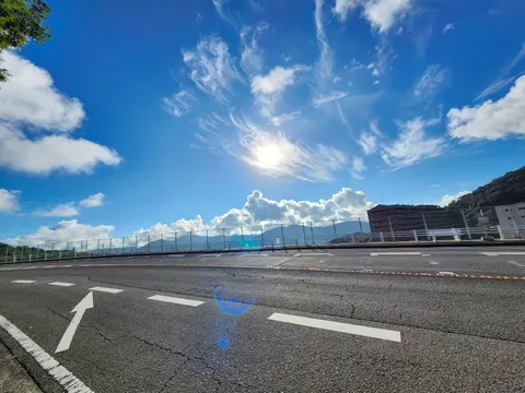 太陽と雲と道のコントラスト