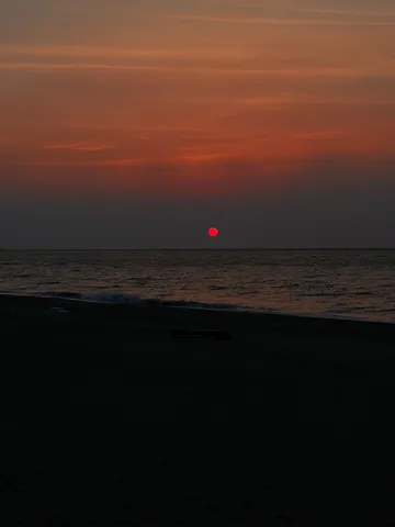 水平線に沈む赤い月