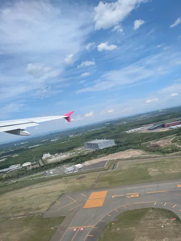 青空と滑走路の風景