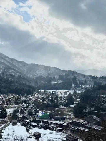 雪景色、雲間から光射す秘境