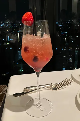 煌めく夜景とベリーカクテル