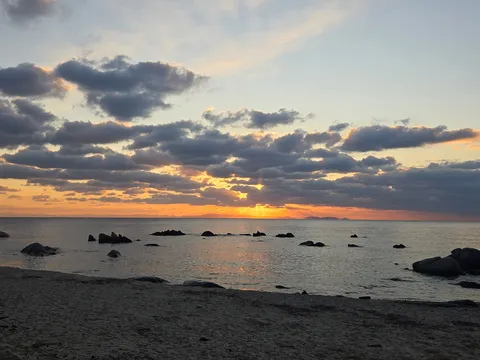 雲のカーテンから、お日様チラリ