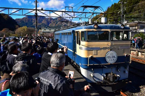特別な機関車を囲む熱気