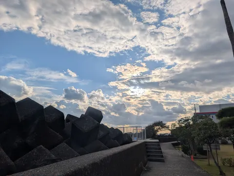 波消しブロックと雲のドラマ
