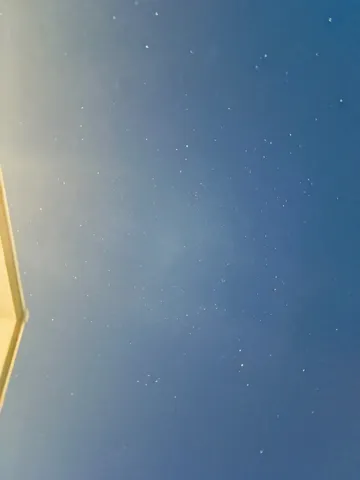 満天の星空と建物のコントラスト