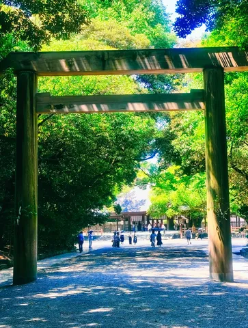 古都の入り口、木漏れ日の道