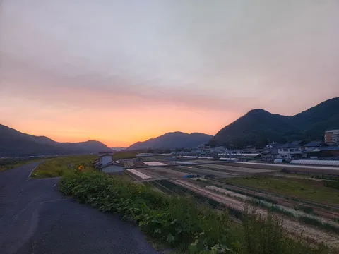 夕暮れに染まる農村の静けさ