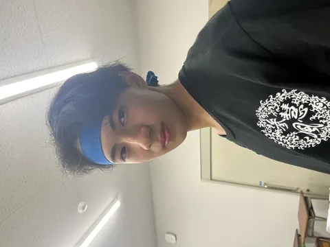 青い鉢巻が目を引くTシャツスタイル