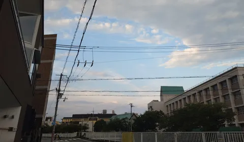 電線と空と建物のコントラスト