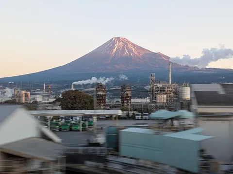 産業地帯と雄大な富士
