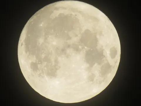 夜空に浮かぶ、神秘的な月