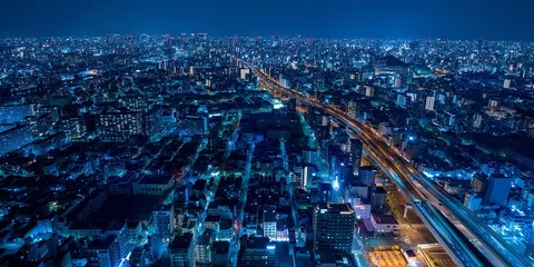 都市を貫く光の道