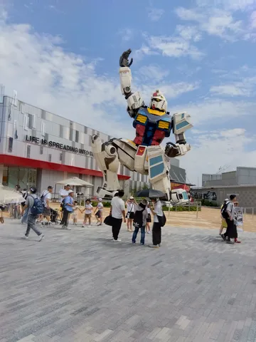 空を見上げる巨大ロボット