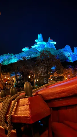夜の青山と赤甲板