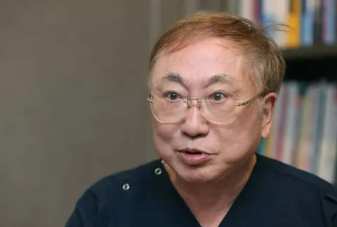 眼鏡越しの知的な眼差し