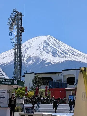 絶叫マシンと富士山の奇妙な同居