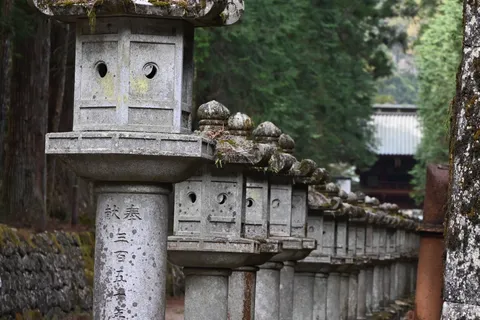 静寂の石灯籠、悠久の響き