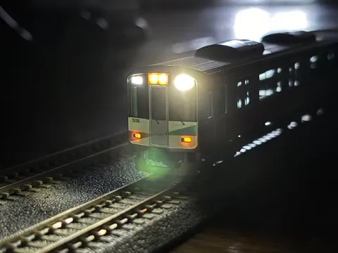 夜の線路を照らす一瞬