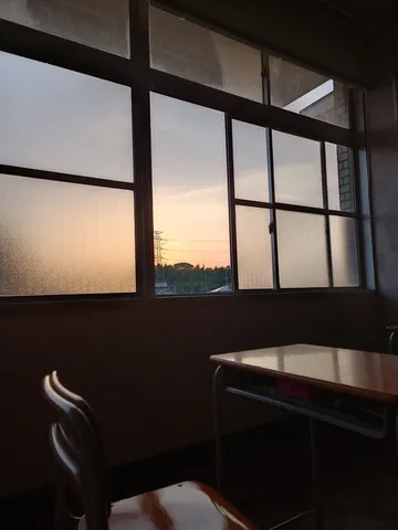 教室の窓辺、夕暮れの静寂