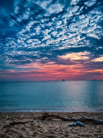 夕暮れの海と雲の舞