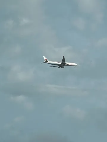 雲間を駆ける飛行機