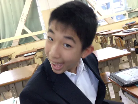 教室でのちょっとしたお茶目顔