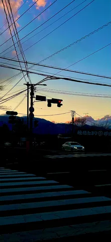 黄昏の交差点と電線の風景