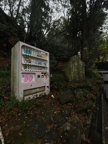 静寂に佇む昭和レトロ自販機