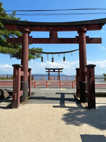 二重の鳥居、奥に広がる空