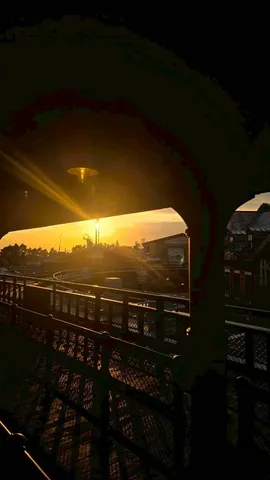 夕暮れの鉄道アーチと光