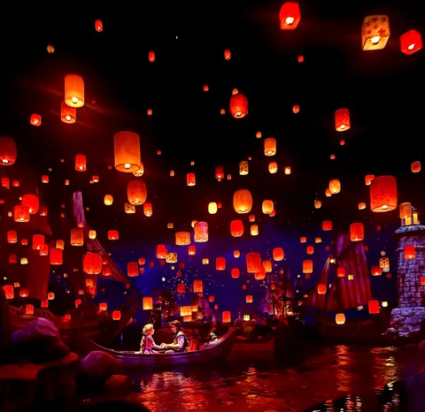 ランタン舞う幻想的な夜景