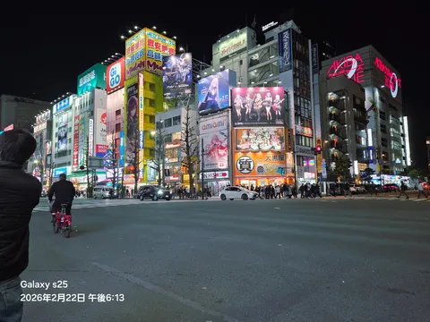 夜のネオン街に響く賑わい