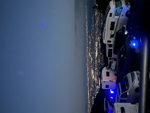青い光が彩る夜景の駐車場