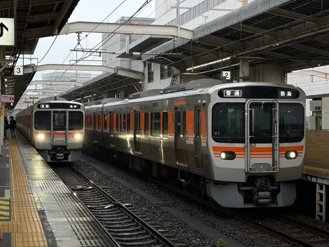 駅プラと橙の列車