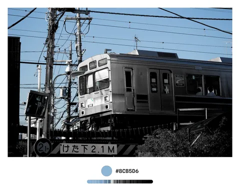 青空を駆ける銀色電車