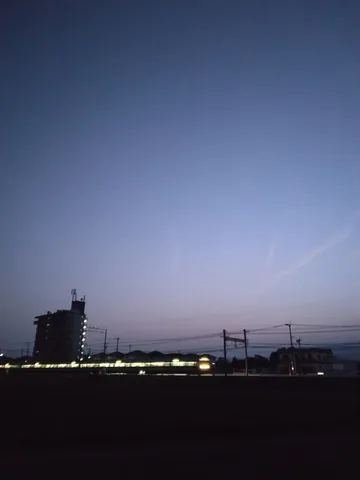 都会の夜景、静けさと灯り