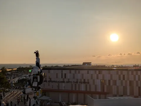 未来へ手を伸ばす巨大ロボット