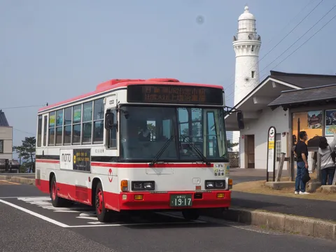 灯台と赤白の待機風景