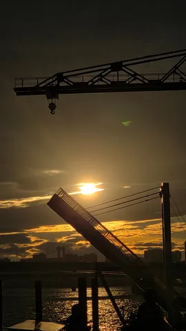 夜明けのクレーンと跳ね橋