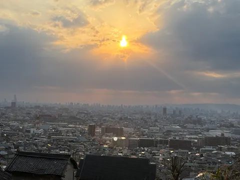 雲間から差し込む光の祝福