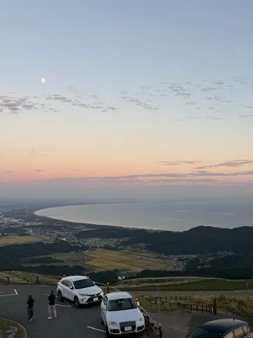夕景と車と風車の境界
