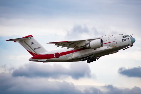 大空へ向かう白い巨翼