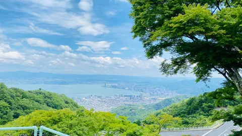 緑萌える高台からの眺望