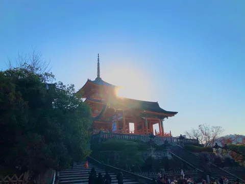 夕暮れに染まる古都の五重塔