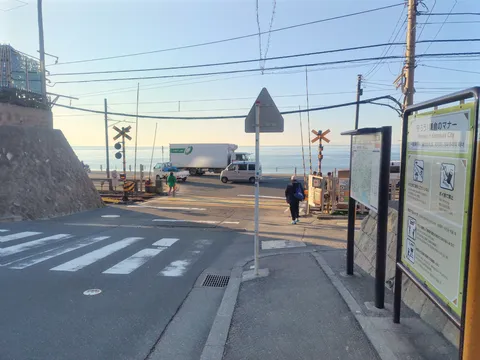 海辺の踏切、日常の交差点