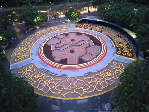 夜の華やかさ、円形の庭園