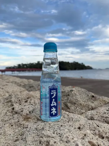 潮風とラムネ、日本の夏の風物詩